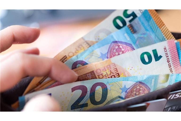 Barzahlungen sind laut Bundesbank mit durchschnittlich 43 Cent je Transaktion am günstigsten für Händler, wenn die Kosten je Zahlung betrachtet werden. (Symbolbild)