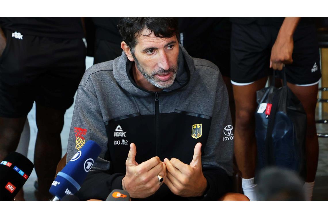 Basketball-Bundestrainer Alex Mumbru tritt bei den EM-Spielen in die zweite Reihe, bleibt aber Headcoach.