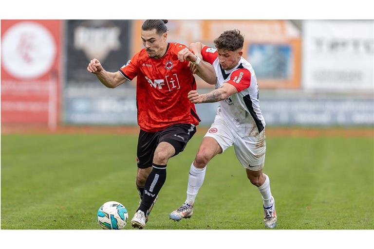Bastian Frölich (li.) traf für den 1. Göppinger SV in Singen.    

IMAGO/Eibner-Pressefoto/Jani Pless