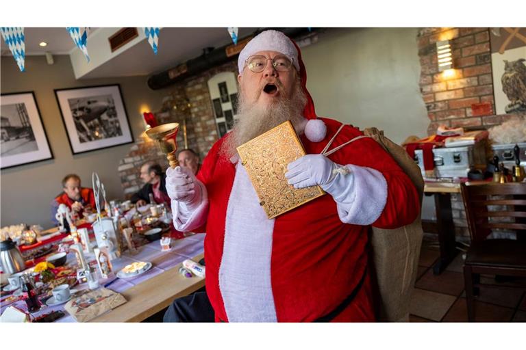Bastian Kluth, einer der Teilnehmer der Weihnachtsmann-Schulung, zeigt sein Kostüm.