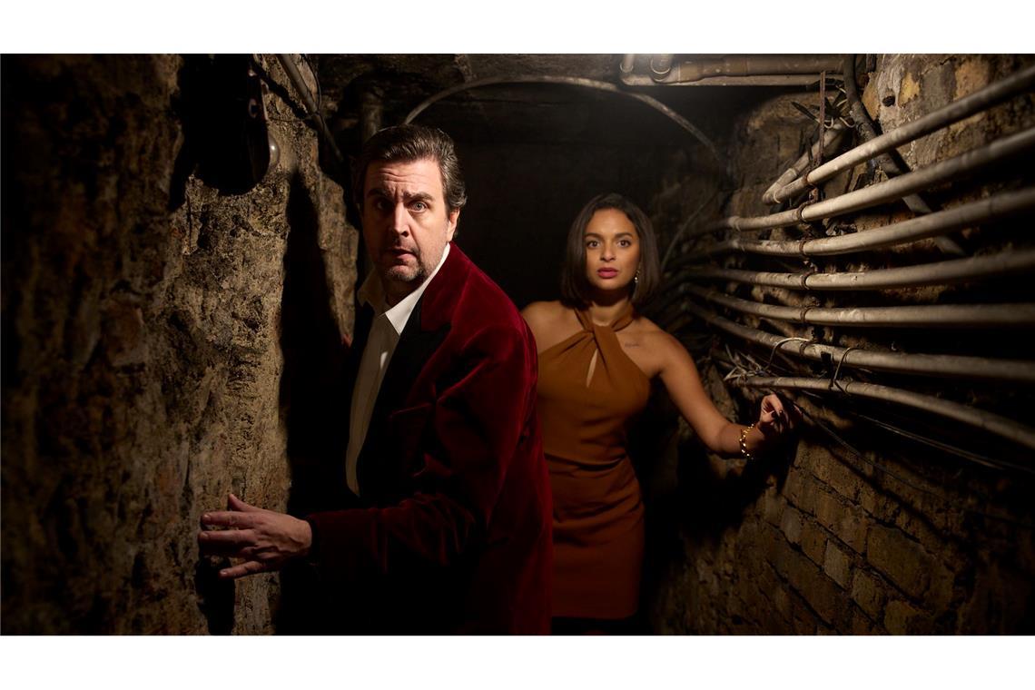 Bastian Pastewka und Tamara Romera Ginés in einer Szene des Krimis "Fabian und die mörderische Hochzeit", der ab 6. Februar bei Prime Video zu sehen ist. (Archivbild)