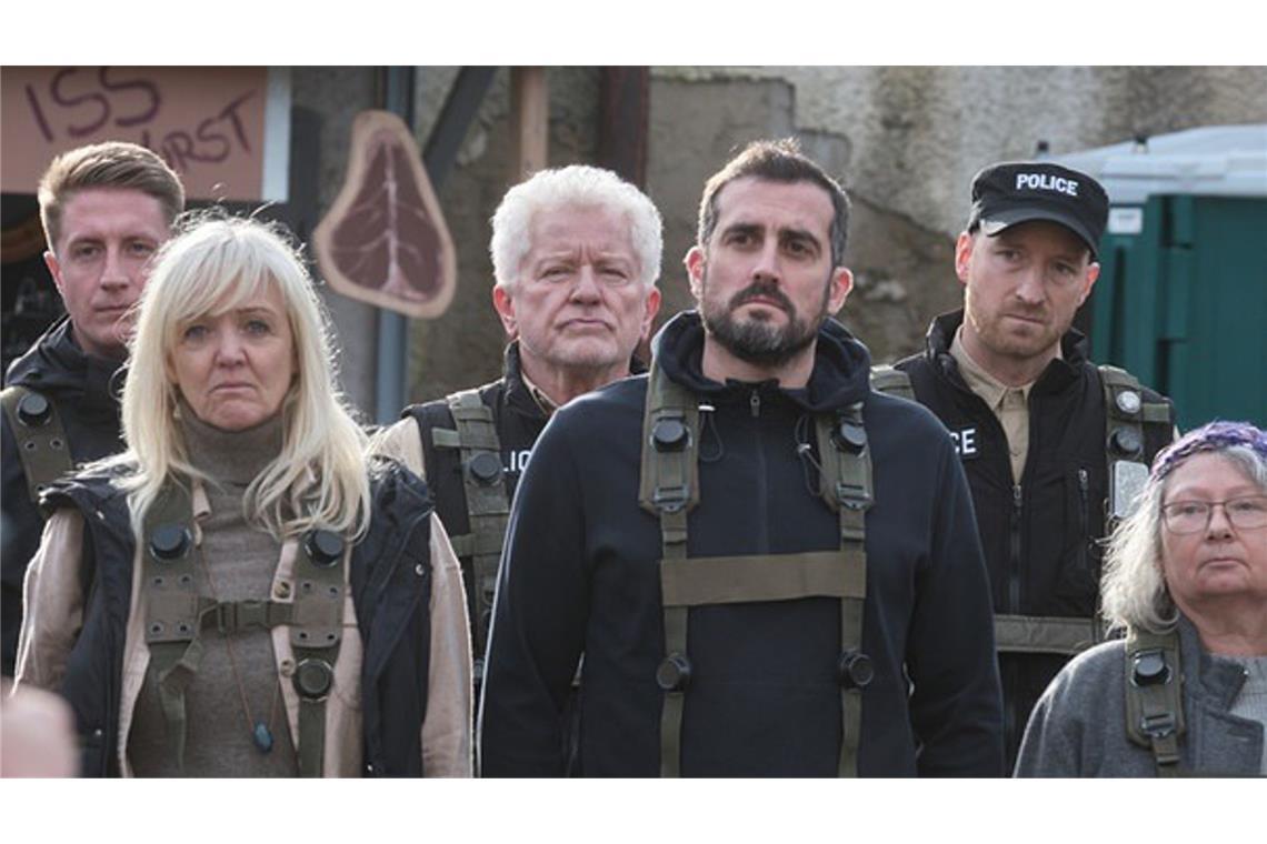 Wie war „Charlie“, der neue „Tatort“ aus München? Batic (Miroslav Nemec, dritter v.li.) reiht sich ein in die Gruppe der Darstellerinnen und Darsteller, die Zivilisten mimen – als Polizist. Er arbeitet undercover.