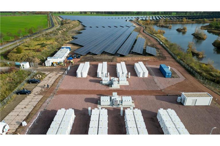 Batteriespeicher und Solaranlagen ergänzen sich zwar, entwickeln sich aktuell aber in unterschiedliche Richtungen. (Archivbild)