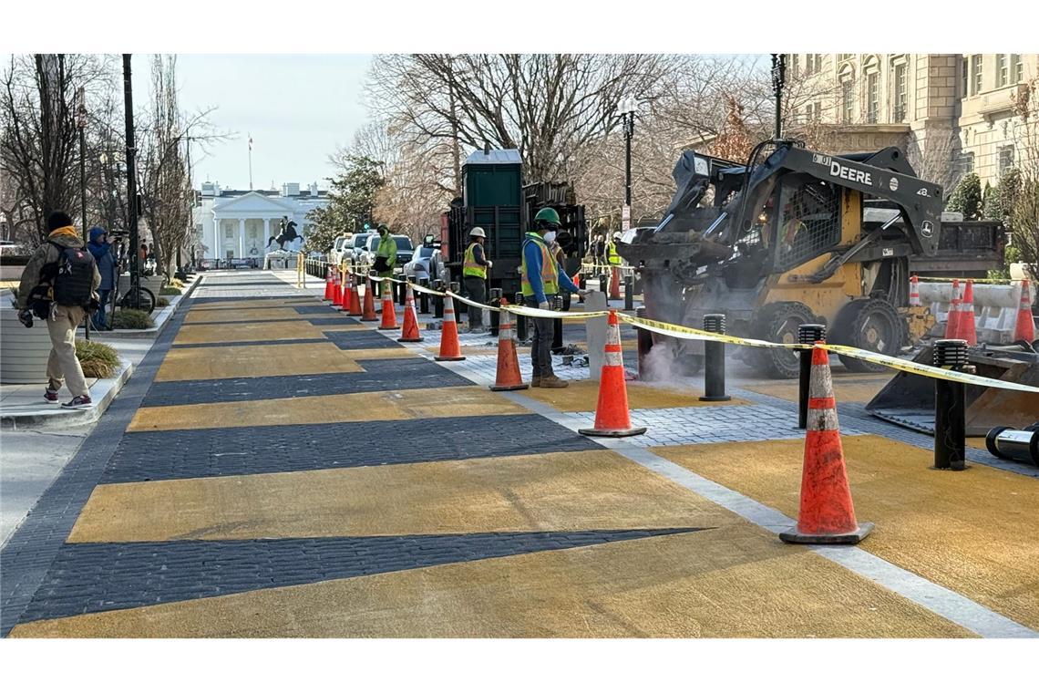 Bauarbeiter entfernen Schriftzug Black Lives Matter in DC Bauarbeiten vor Trumps Fenster