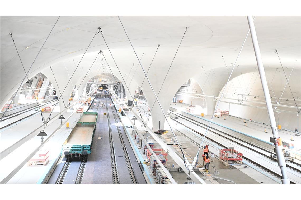 Bilder des Tages Bauarbeiter arbeiten in der Bahnsteighalle für den neuen Tiefbahnhof im Rahmen des Bahnprojekts Stuttgart 21.