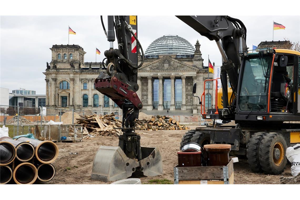 Kredite ohne Grenzen? Bundestag diskutiert Schuldenpläne Baustelle nicht nur vor dem Bundestag - auch die mögliche künftige Regierung aus Union und SPD sucht weiter nach einem gemeinsamen Fundament.