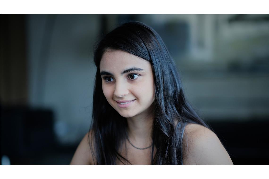 Bayan Layla als Nelly.