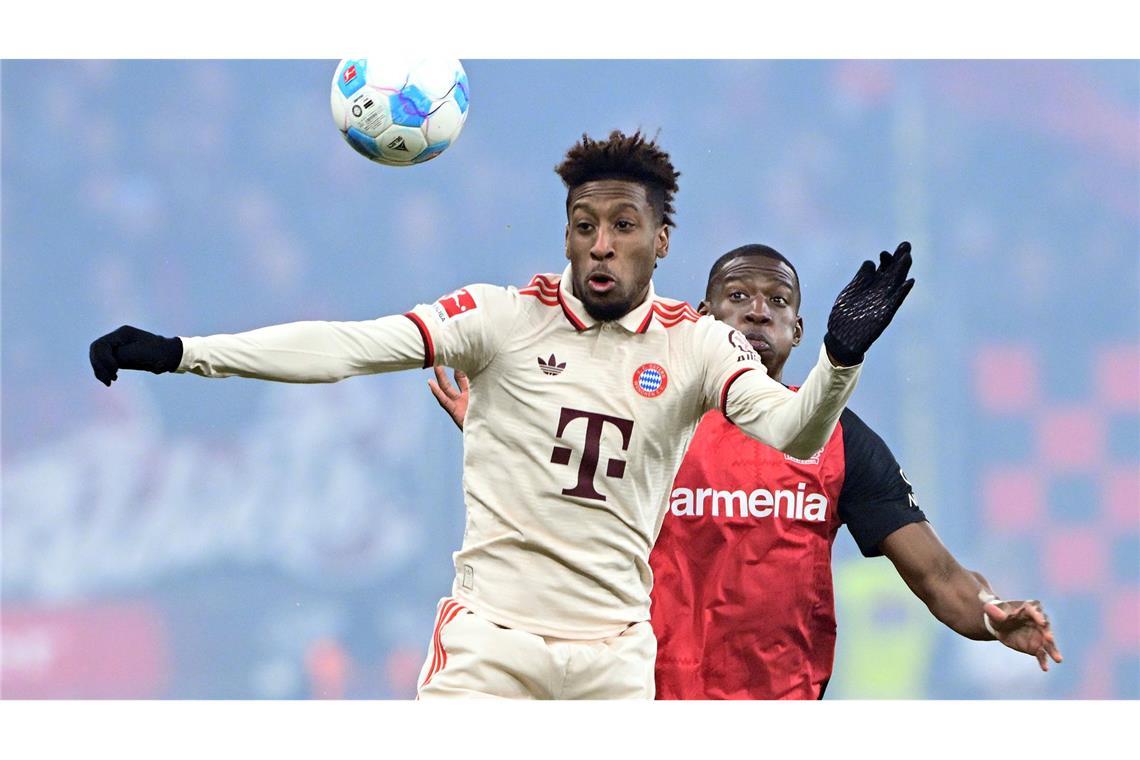 Bilder des Tages Bayer Leverkusen - Bayern München: Leverkusens Nordi Mukiele (l) und Bayerns Kingsley Coman kämpfen um den Ball.