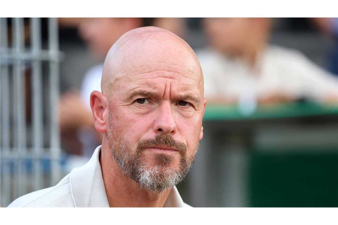Bayer-Leverkusen-Trainer Erik ten Hag zeigt sich sichtlich wenig begeistert vom schlechten Wetter.