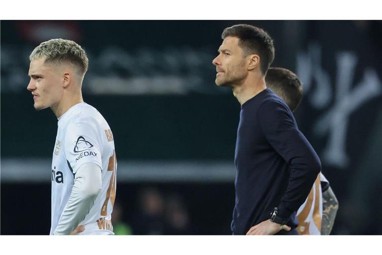Bayer-Profi Florian Wirtz (links) mit Trainer Xabi Alonso