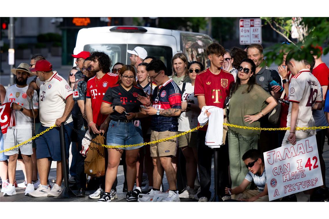 Das Big Business von Bayern und BVB im Trump-Land Bayern-Anhänger warten vor dem Teamhotel in Cincinnati auf die Münchner Stars wie Jamal Musiala.