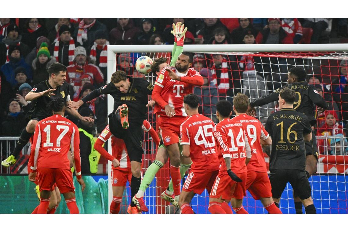 Bayern-Torhüter Jonas Urbig sah beim 1:1 unglücklich aus.