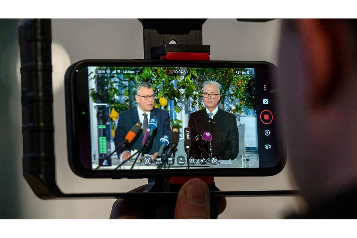 Bilder des Tages Bayern will im Bundesrat der Grundgesetzänderung für das geplante milliardenschwere Finanzpaket von Union und SPD zustimmen, sagte Staatskanzleichef Florian Herrmann (CSU) bei einem Statement Florian Streibl, Freie-Wähler-Fraktionschef, in München.