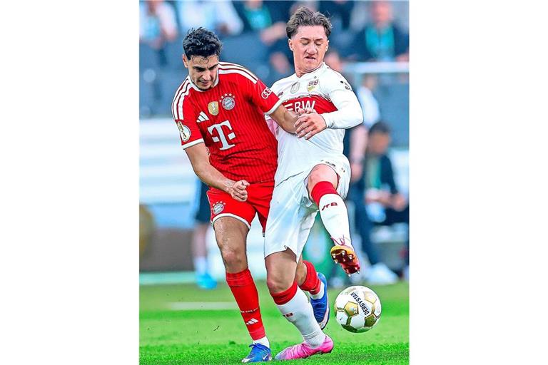Bayerns Aleksandar Pavlovic (links) und VfB-Ass Angelo Stiller kämpfen im DFB-Pokalfinale um den Ball