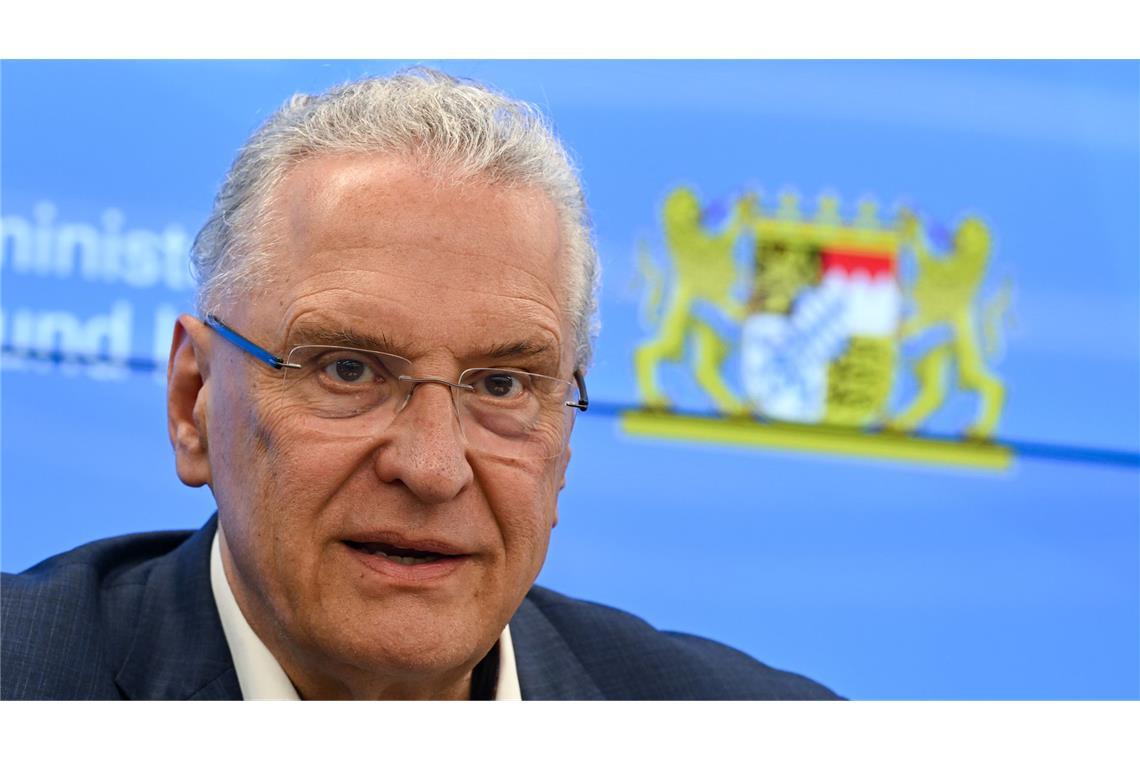 Bund-Länder-Kontroverse zu Erkundungsreisen von Syrern Bayerns Innenminister Joachim Herrmann (CSU) hält nichts von Erkundungsreisen für Flüchtlinge nach Syrien. (Archivfoto)