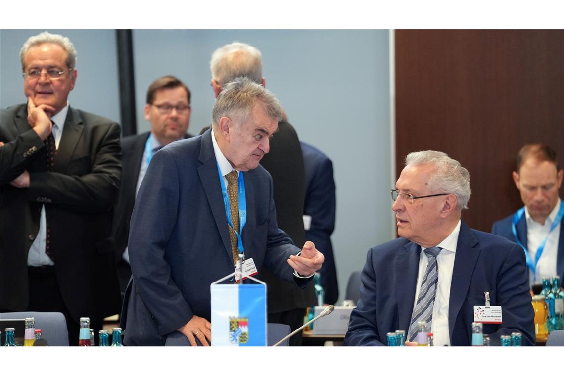 Keine Annäherung der Innenminister in Migrationsfragen Bayerns Innenminister Joachim Herrmann (CSU, rechts im Bild), hier im Gespräch mit NRW-Innenminister Herbert Reul (CDU), dringt auf umfassende Zurückweisungen an den deutschen Grenzen.