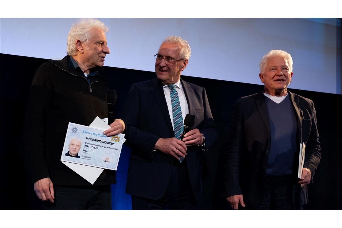 Bayerns Innenminister Joachim Herrmann überreichte den Ehrenkommissaren ihre Ruhestandsurkunde.
