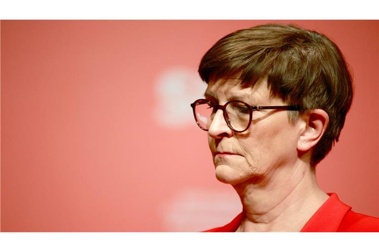 Bayerns Juso-Chef Benedict Lang findet den Umgang der SPD mit der Parteivorsitzenden Saskia Esken "bodenlos".