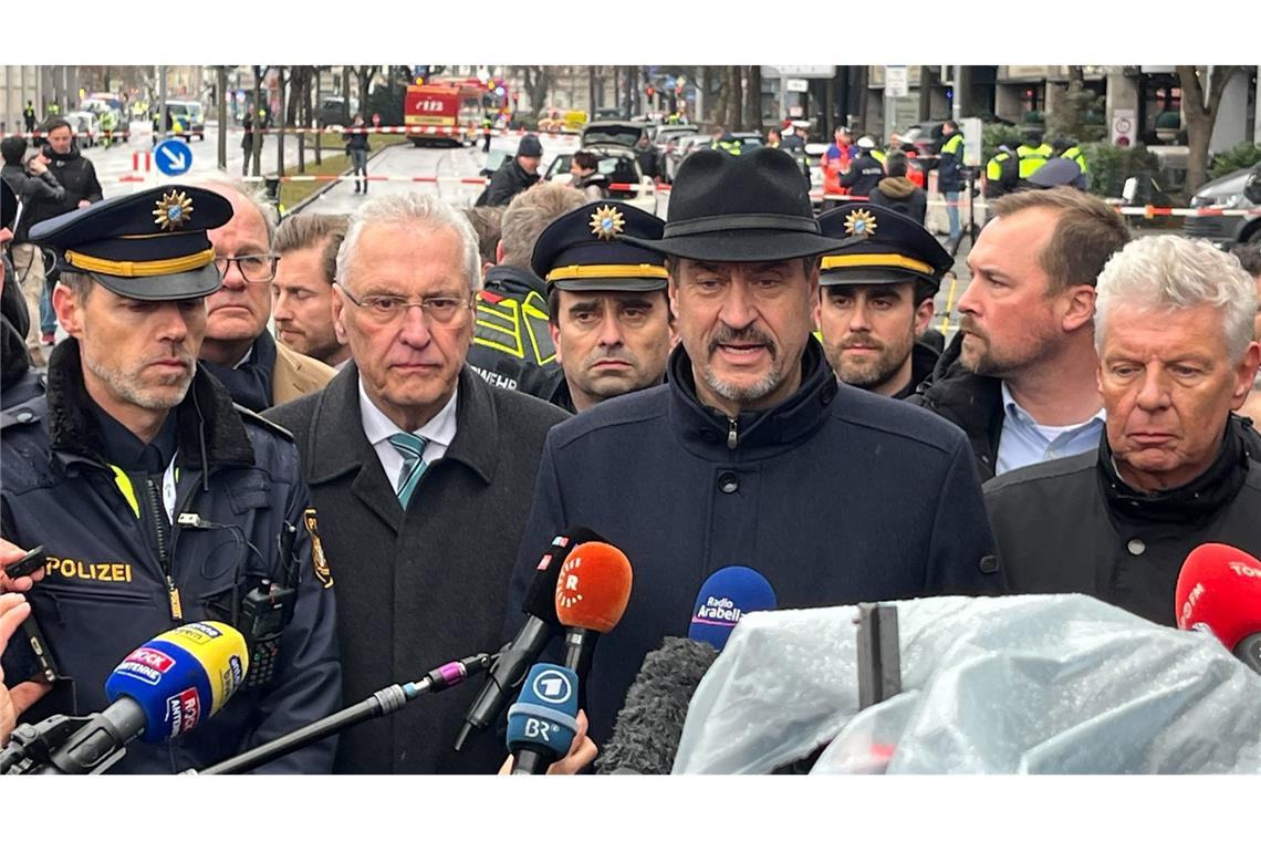 "Es muss sich etwas ändern" - Debatte nach München Bayerns Ministerpräsident Markus Söder (CSU, 2.v.r.) ist nach dem mutmaßlichen Anschlag nicht der Einzige, der Konsequenzen fordert.