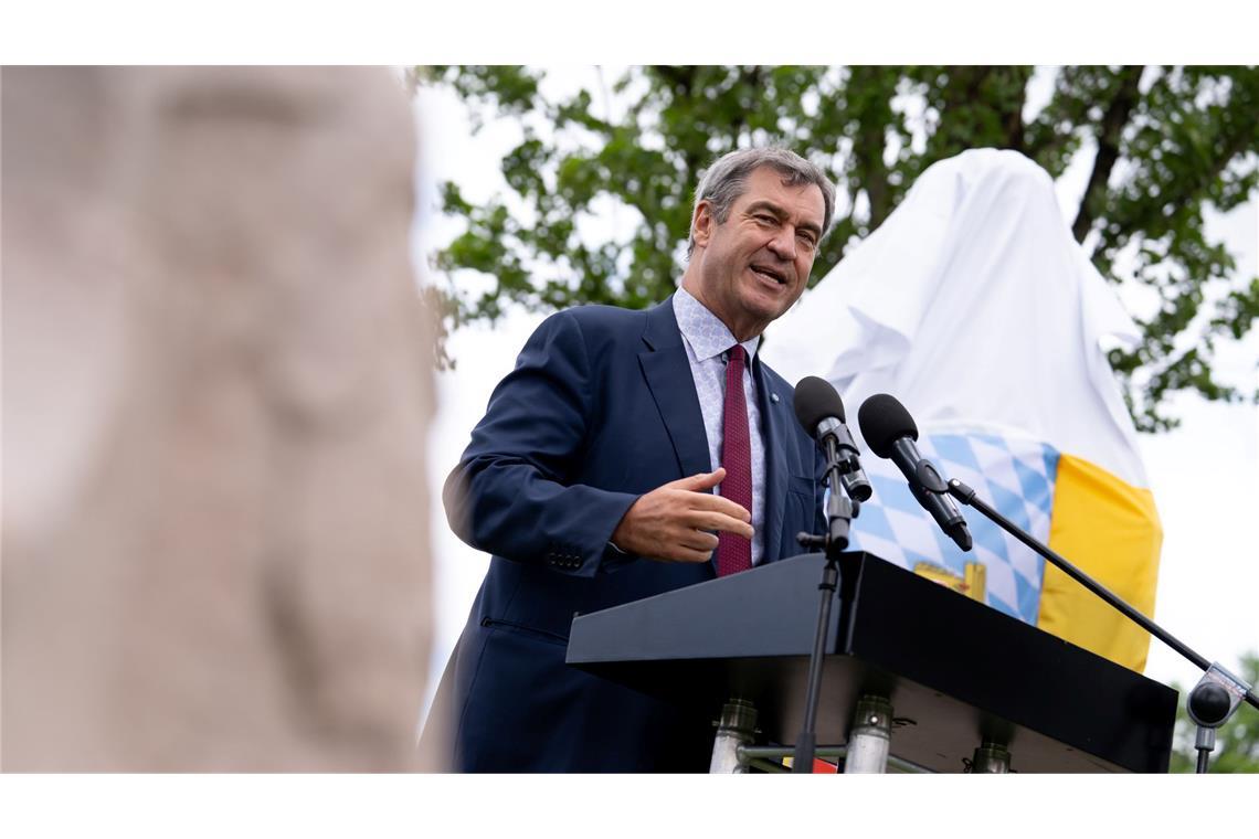 Bayerns Ministerpräsident Markus Söder (CSU) nimmt an der Enthüllung eines Denkmals anlässlich des 140. Todestages des bayerischen "Märchenkönigs" Ludwig II. teil.