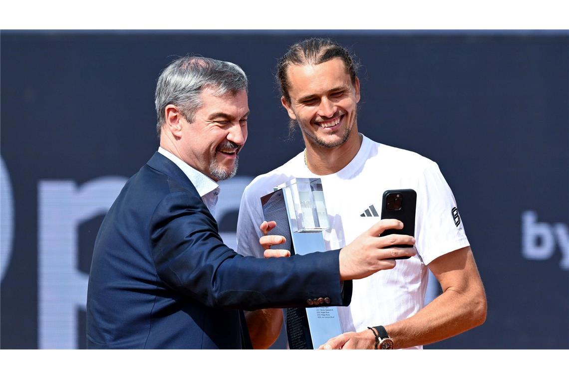 München-Triumph beflügelt Zverev: "Genauso weitermachen" Bayerns Ministerpräsident Markus Söder machte ein Selfie mit Turniersieger Alexander Zverev.