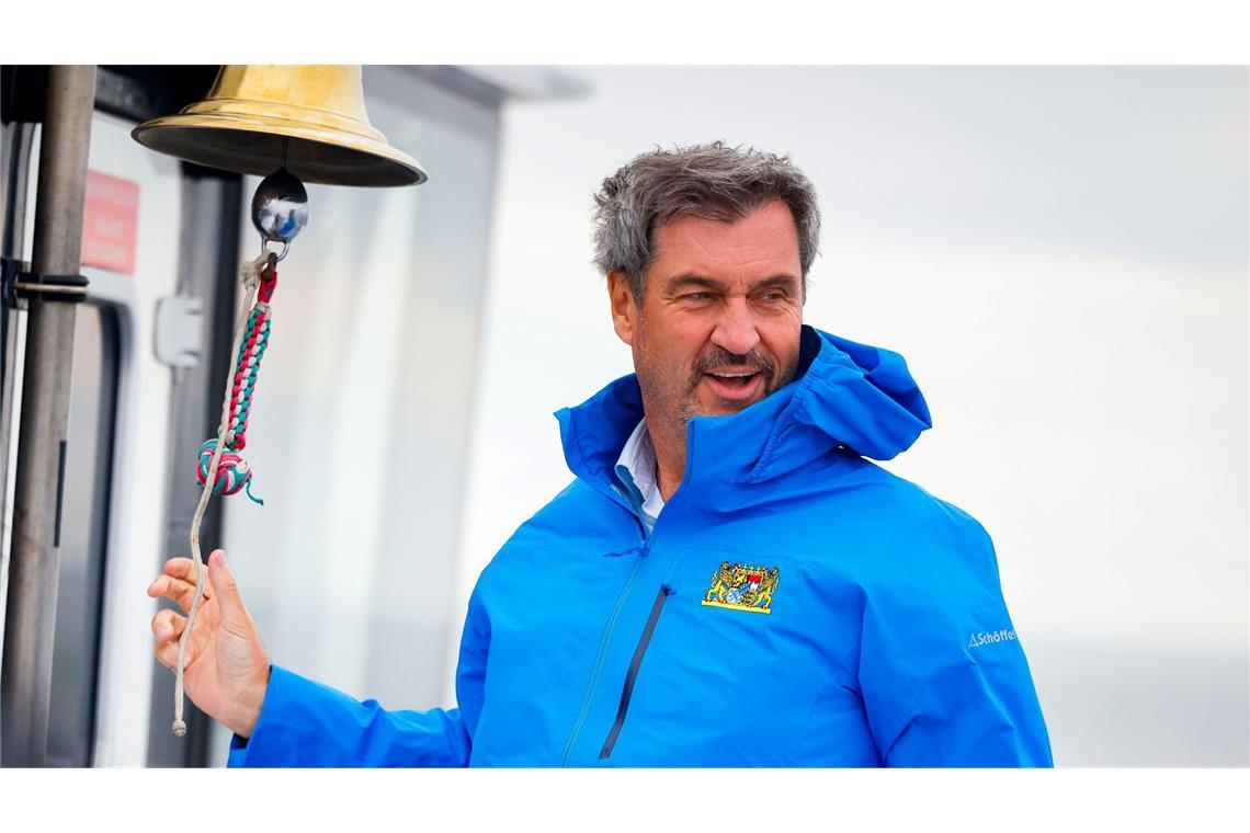 Bilder des Tages Bayerns Ministerpräsident Markus Söder steht an der Schiffsglocke während einer Reise nach Helgoland.