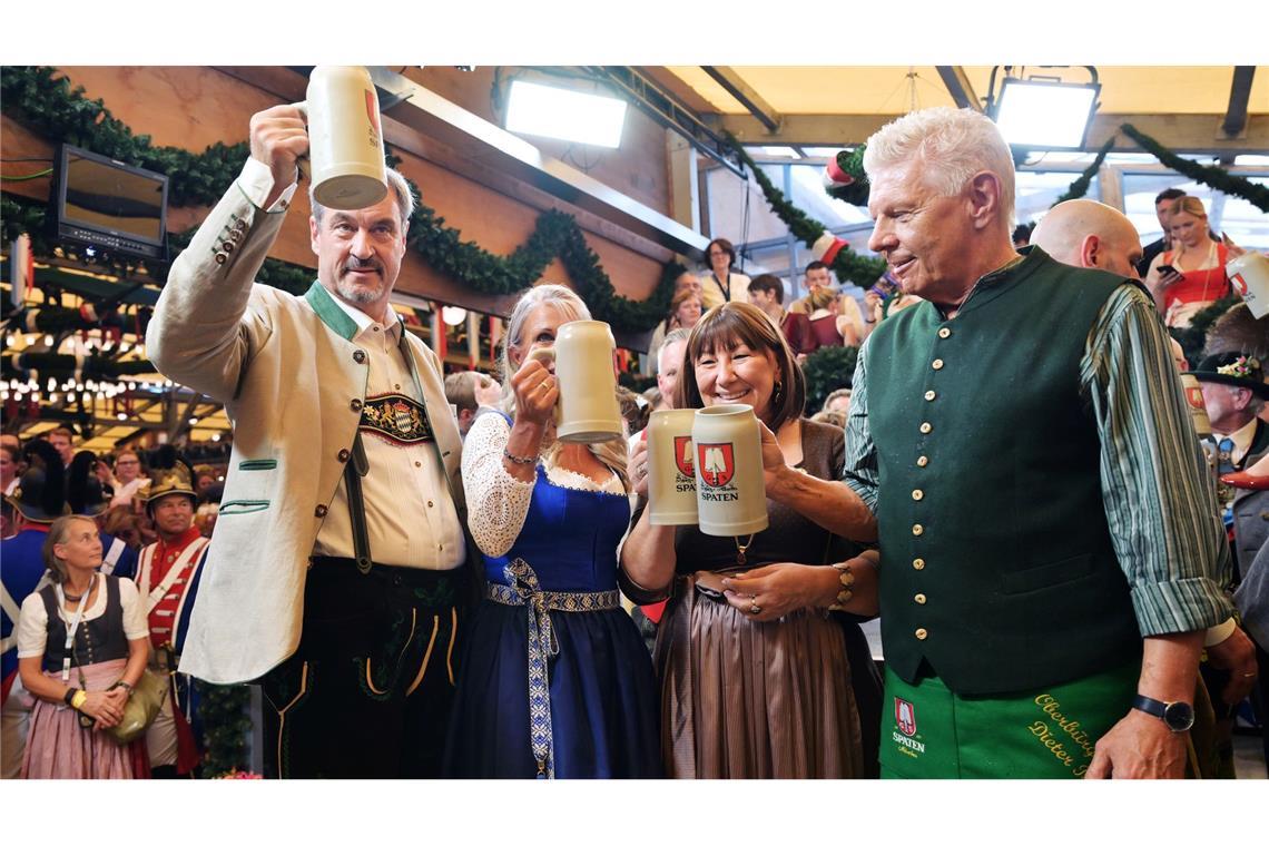 "Too hot to Hendl" - Wiesn startet mit Hitzerekord Bayerns Ministerpräsident Söder (l.) und Münchens OB Reiter (r.) stoßen mit ihren Ehefrauen auf eine friedliche Wiesn an.