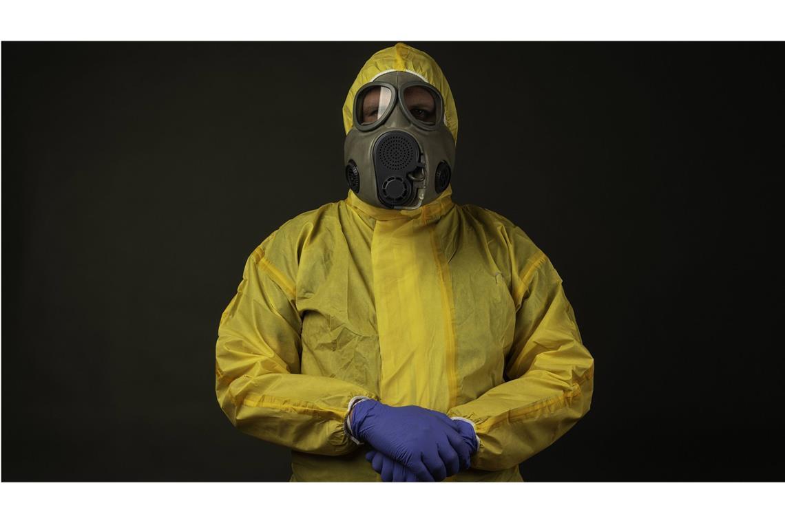 Das sollten Sie für den Katastrophenfall zuhause haben Be prepared! Vielleicht ist eine solche Schutzausrüstung mit Gasmaske und Schutzanzug etwas übertrieben. Wichtiger sind ausreichende Notfallvorräte für den Katastrophenfall.
