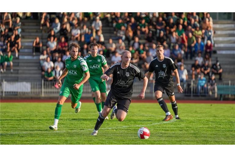 Beachtliche Kulisse beim Gäuderby: Das offizielle Eröffnungsspiel der Saison zwischen dem VfL Herrenberg (in Grün) und dem SV Deckenpfronn (in Schwarz) lockte einige Zuschauer an.