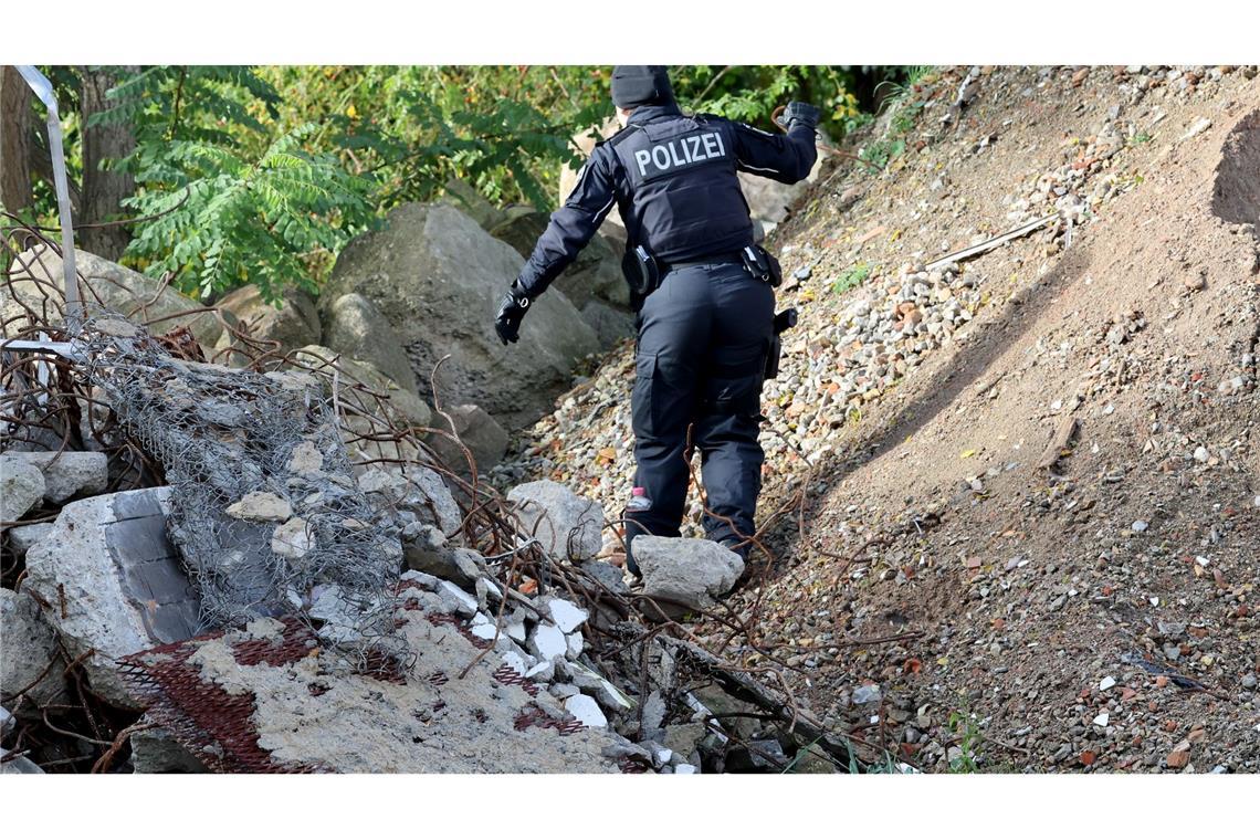 Beamte der Bereitschaftspolizei suchten am Montag unter anderem in einem Gewerbegebiet und angrenzenden verlassenen Gebäuden.
