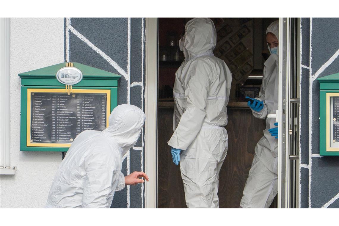 Beamte der Spurensicherung arbeiten in dem Lokal in Raunheim.