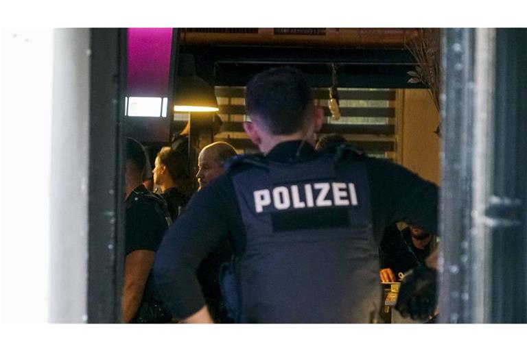 Beamte durchsuchten acht Wohnungen in Bayern. (Symbolbild)