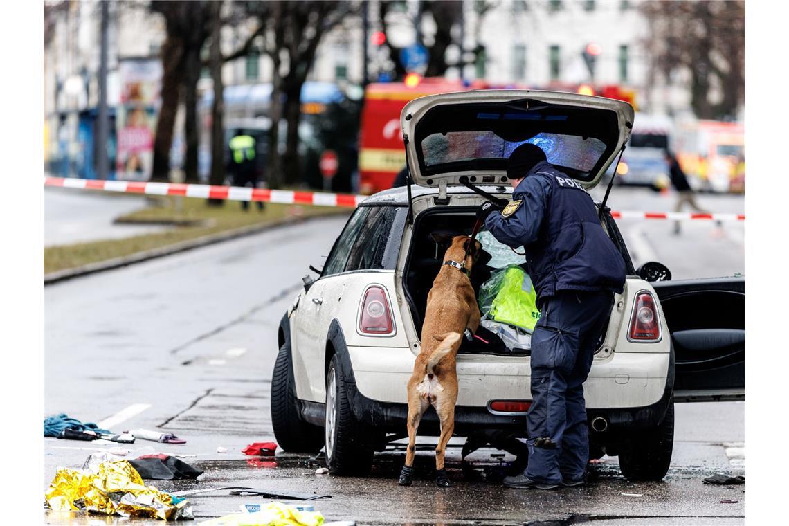 Mutter und Tochter nach Anschlag gestorben Beamte durchsuchten das Auto des mutmaßlichen Täters.