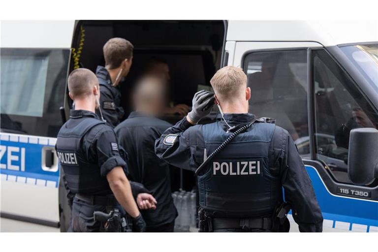 Beamte führten Razzien in mehreren Bundesländern durch. (Symbolbild)