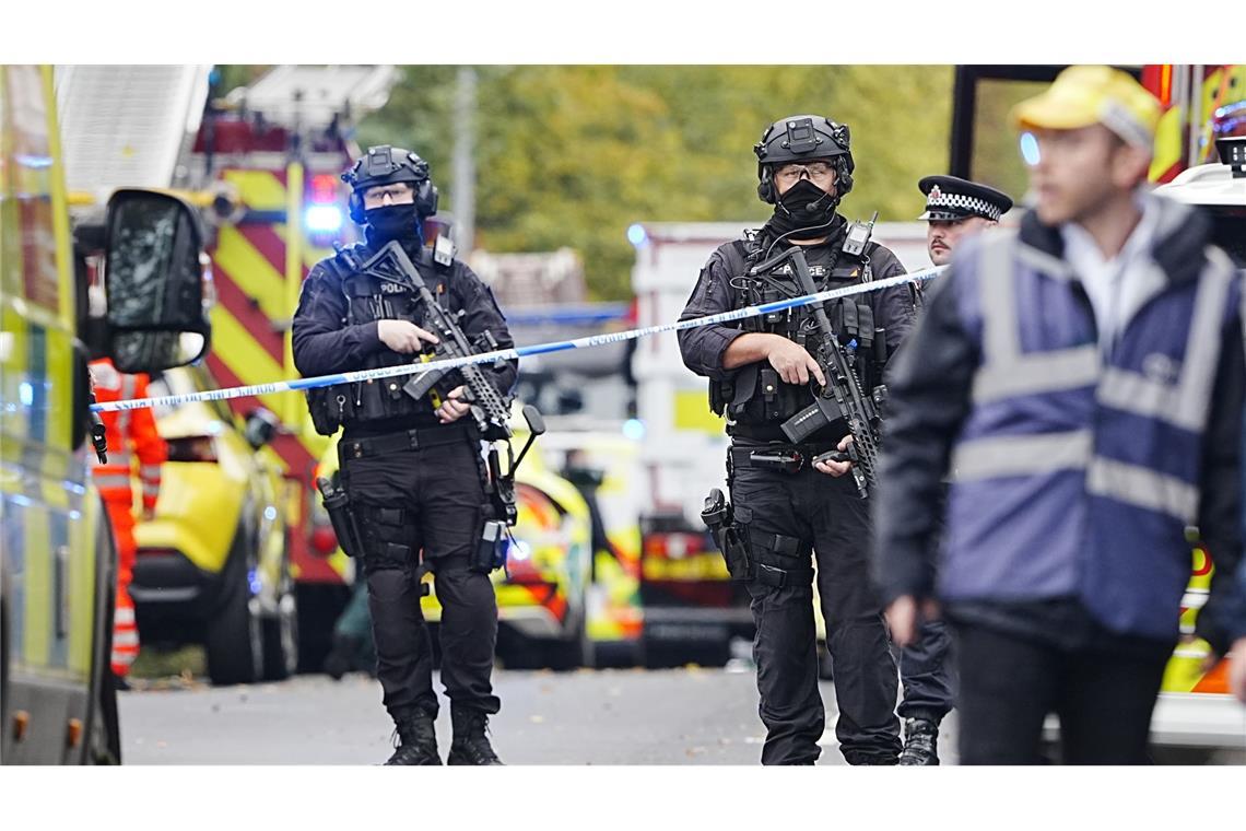 Zwei Tote bei Angriff vor Synagoge in Manchester Beamte konnten den mutmaßlichen Angreifer nach Polizeiangaben durch Schüsse stoppen.