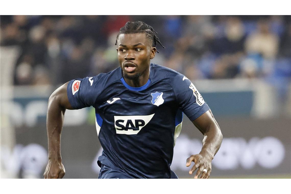 Bebou hat einen schweren Schicksalsschlag zu verkraften und trauert um sein Kind. 