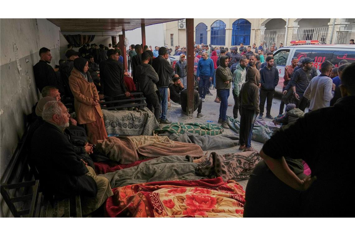 Netanjahu kündigt Intensivierung der Gaza-Angriffe an Bedeckte Leichen von Menschen, die bei nächtlichen Luftangriffen der israelischen Armee auf den Gazastreifen getötet wurden.
