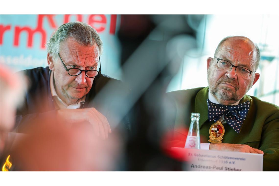 Rheinkirmes: Feuerwerk nach Unglück auf der Kippe Bedrückte Gesichter bei der Abschlusskonferenz zur Rheinkirmes nach dem Unglück beim Feuerwerk: Manfred Kirschenstein (l.) und Andreas-Paul Stieber.