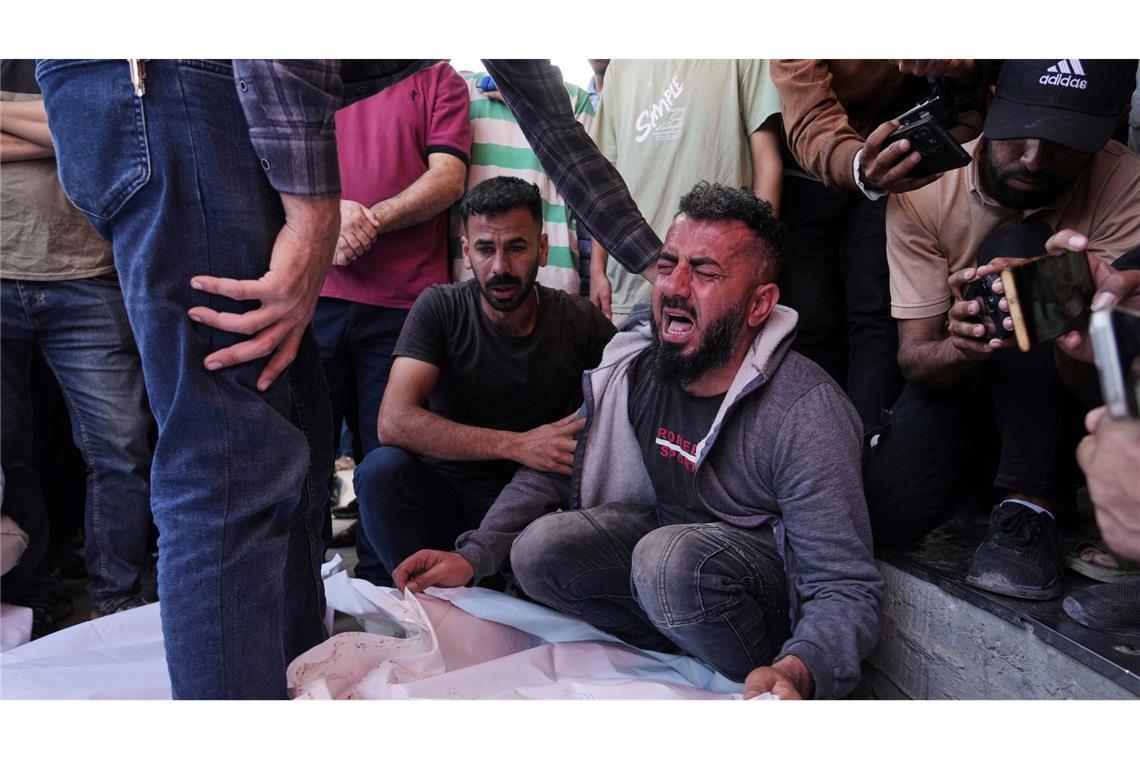 Bilder des Tages Beerdigung in Gaza: Ein Vater trauert um Frau und zwei Kinder