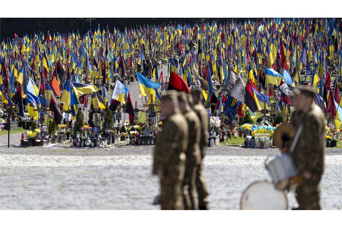 Ukraine und Russland tauschen Soldatenleichen aus Beerdigungszeremonie für einen gefallenen ukrainischen Soldaten. Am Karfreitag tauschen Russland und die Ukraine Soldatenleichen aus (Archivfoto).