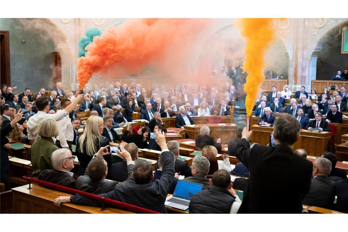 Pride-Parade in Ungarn verboten Begleitet von Rauchbomben, die Abgeordnete der Oppositionspartei Momentum im Plenarsaal entfachten, hat Ungarns Parlament ein Verbot der alljährlichen Pride-Paraden beschlossen, bei denen Menschen für die Rechte nicht heterosexueller Lebensformen demonstrieren.