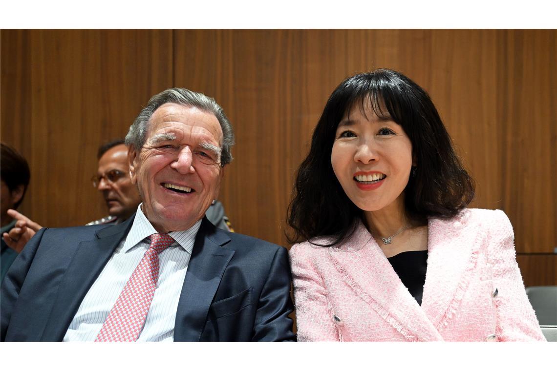 Schröder und Wulff bei Ministerpräsidenten-Wahl Begleitet von seiner Frau nimmt Altkanzler Schröder an der Landtagssitzung in Hannover teil.