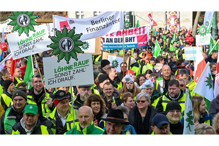 Begleitet wurde der Verhandlungsauftakt von erneuten Demonstrationen.