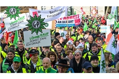 Begleitet wurde der Verhandlungsauftakt von erneuten Demonstrationen.