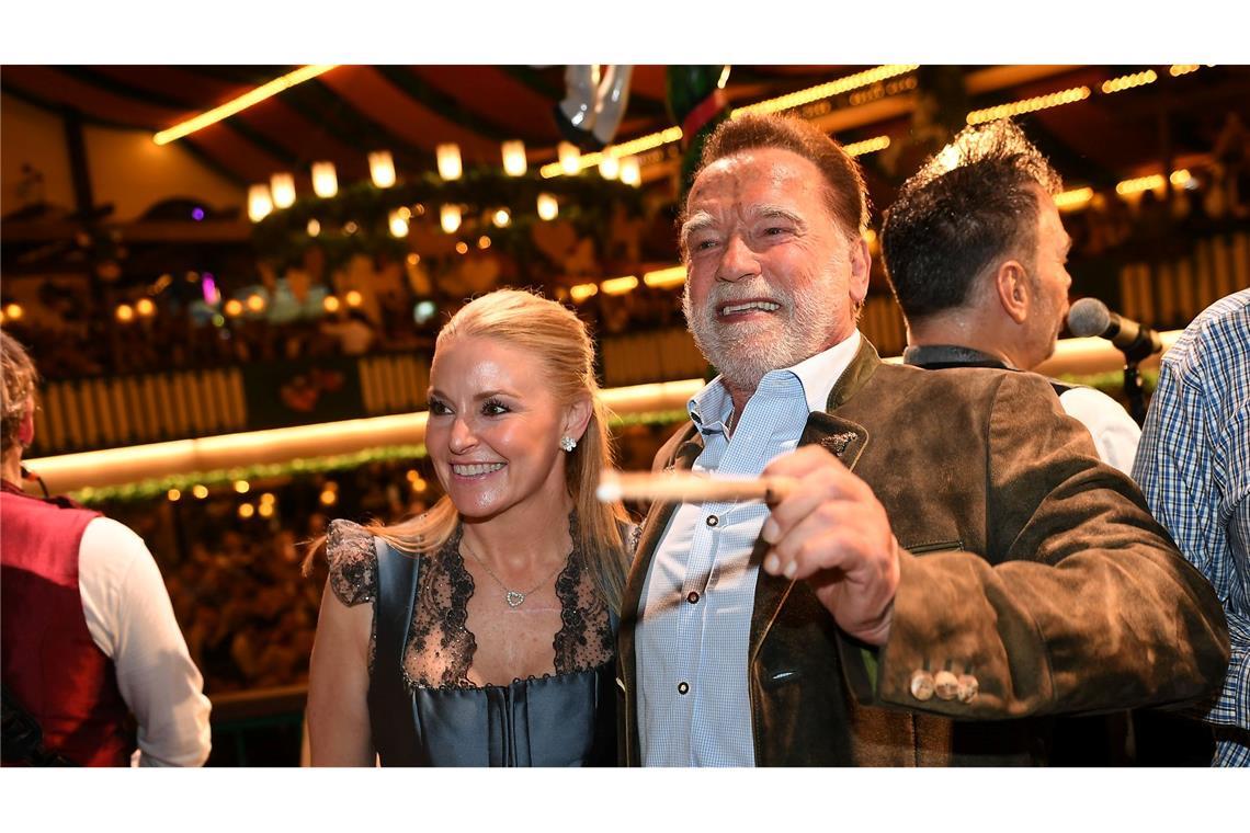 Schwarzenegger gibt auf der Wiesn den Takt an Begleitet wurde Schwarzenegger von seiner Lebensgefährtin Heather.