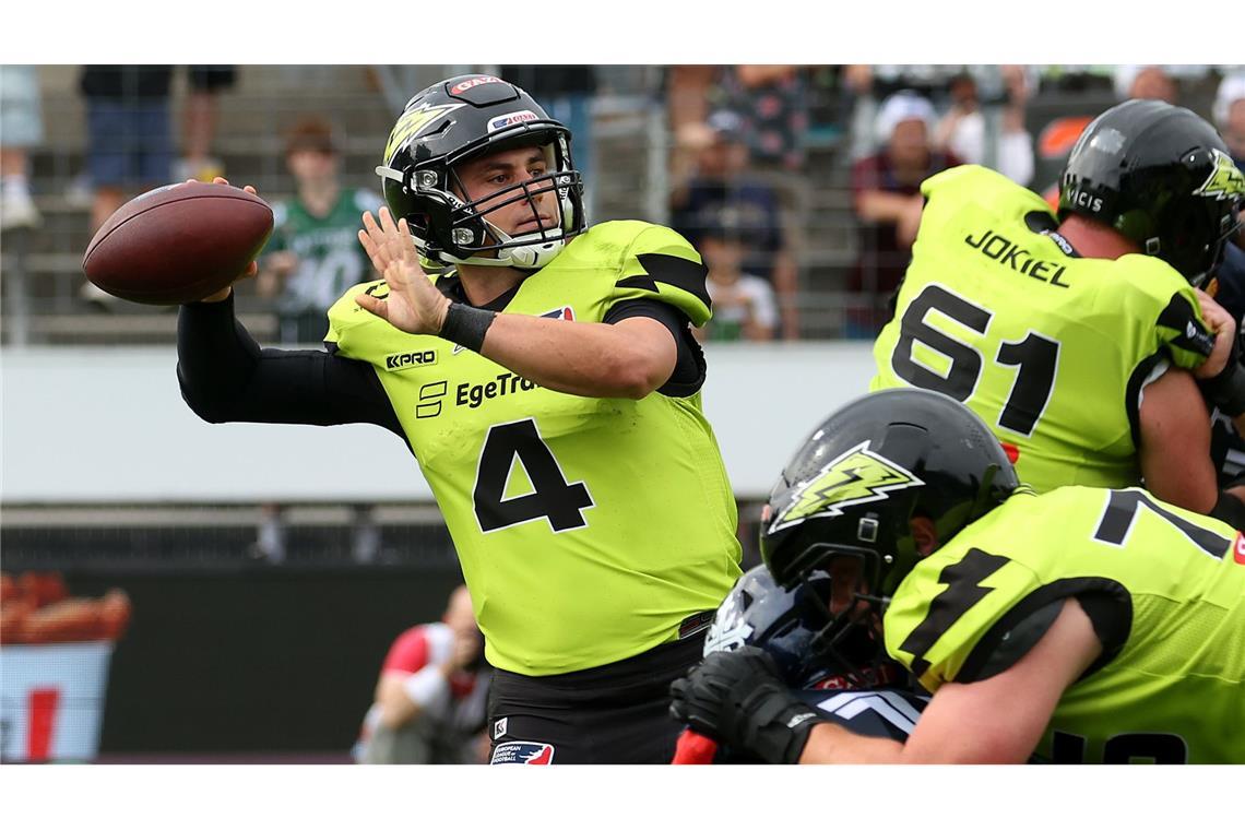Reilly Hennessey will Geschichte schreiben – am Ende einer besonderen Story Behält im Trubel des Spiels meist den Überblick: Quarterback Reilly Hennessey von Stuttgart Surge.