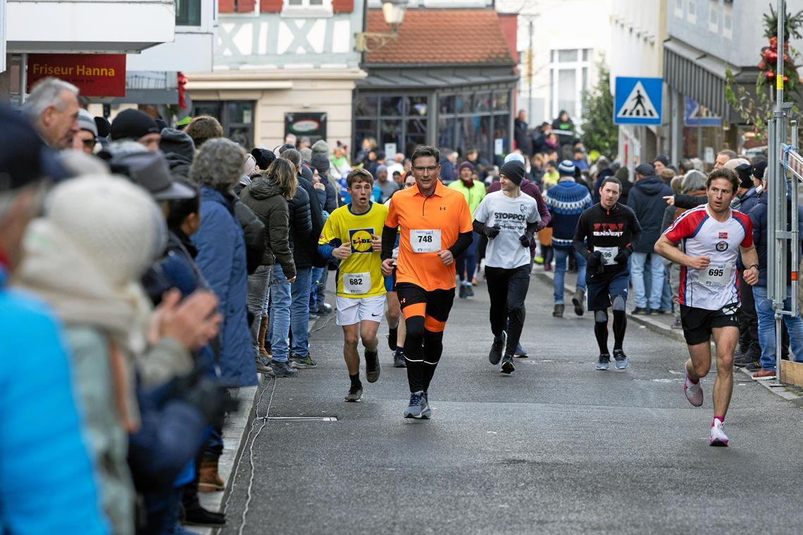 Beim Backnanger Silvesterlauf wackelt der Streckenrekord, aber fällt nicht Bei 1721 Finishern wird es für die Läuferinnen und Läufer nicht nur im Totengässle eng. Foto: Alexander Becher