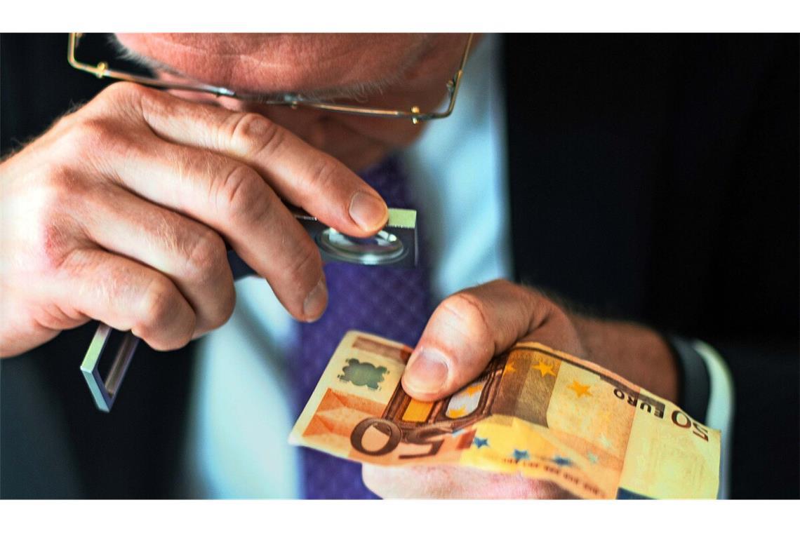 Falsche Fünfziger in Bars und im Dreifarbenhaus Bei 50-Euro-Scheinen lohnt es sich derzeit, genauer hinzuschauen.