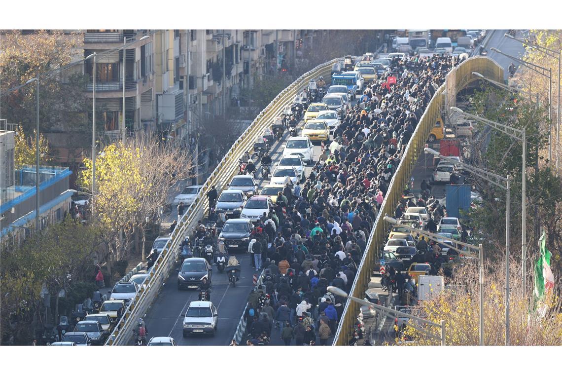 Bei anhaltenden Protesten im Iran ist es nun offenbar zu erneuten gewaltsamen Zusammenstößen gekommen. (Archivbild)