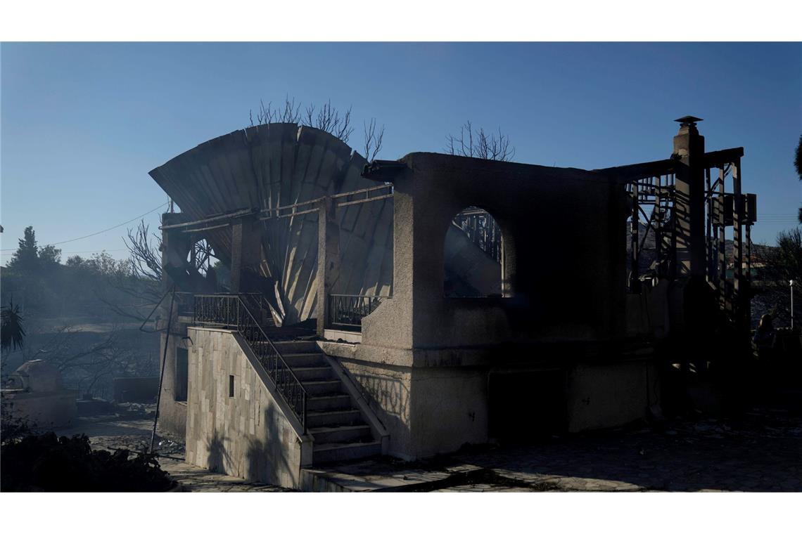 Große Hitze und Brände in Griechenland Bei Athen wurden 13 Häuser von einem Großbrand stark beschädigt, manche sogar völlig zerstört.
